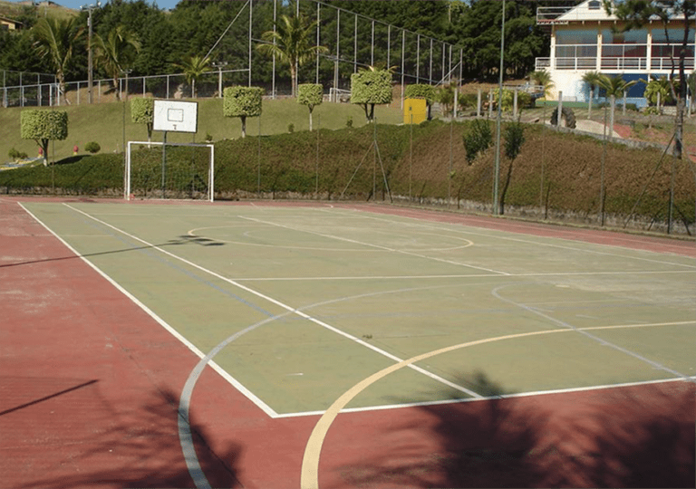 Quadra de basquete e futebol